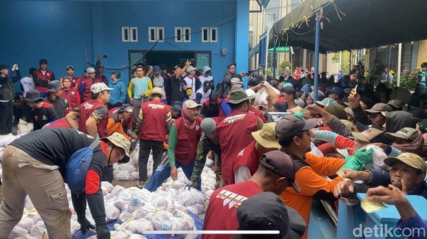 Warga Dusun Krajan Banjarnegara menyediakan kupon untuk mengambil daging kurban yang dibagikan, Jumat (6/6/2025).