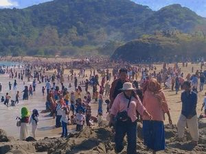 Wisatawan Serbu Pantai Wane Bima, Kunjungan Tembus 73 Ribu Orang Sehari! Wisatawan Serbu Pantai Wane Bima, Kunjungan Tembus 73 Ribu Orang Sehari!