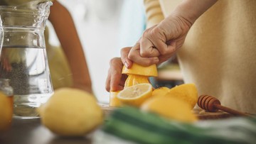 Minum Air Lemon Tiap Pagi, Efeknya ke Kolesterol Setelah 7 Hari Mengejutkan