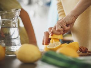 Minum Air Lemon Tiap Pagi, Efeknya ke Kolesterol Setelah 7 Hari Mengejutkan Minum Air Lemon Tiap Pagi, Efeknya ke Kolesterol Setelah 7 Hari Mengejutkan