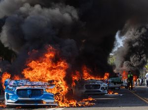 Kerusuhan Meletus di Los Angeles, Mobil Otonom Waymo Dibakar Massa Kerusuhan Meletus di Los Angeles, Mobil Otonom Waymo Dibakar Massa
