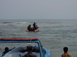 Bocah 10 Tahun Terseret Arus di Pantai Anyer Bocah 10 Tahun Terseret Arus di Pantai Anyer