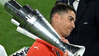 Cristiano Ronaldo sebagai kapten Timnas Portugal mendapat kehormatan membawa trofi UEFA Nations League ke panggung juara. (Foto: REUTERS/Annegret Hilse)