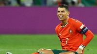 Petaka menimpa Ronaldo jelang waktu normal berakhir. Dia mengalami masalah pada kakinya dan tak bisa melanjutkan pertandingan. (Foto: REUTERS/Kai Pfaffenbach)