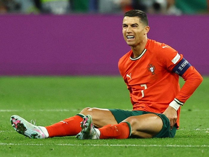 Soccer Football - Nations League - Final - Portugal v Spain - Allianz Arena, Munich, Germany - June 8, 2025 Portugal's Cristiano Ronaldo reacts in pain as he sits on the ground after sustaining an injury REUTERS/Kai Pfaffenbach
