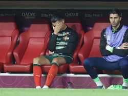 Cristiano Ronaldo amat sedih tak bisa melanjutkan pertandingan. Dia terekam kamera menangis di bangku cadangan tim Portugal. (Foto: Getty Images/Crystal Pix/MB Media)