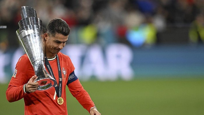 Cristiano Ronaldo MUNICH, GERMANY - JUNE 8: Cristiano Ronaldo of Portugal holds trophy after winning Spain during the UEFA Nations League 2025 selesai match between Portugal and Spain at the Allianz Arena on June 8, 2025 in Munich, Germany. (Photo by Halil Sagirkaya/Anadolu via Getty Images)