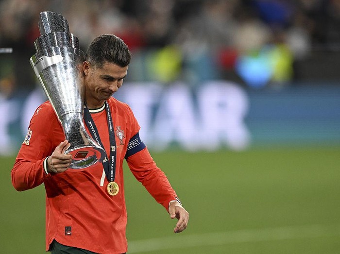 Cristiano Ronaldo MUNICH, GERMANY - JUNE 8: Cristiano Ronaldo of Portugal holds trophy after winning Spain during the UEFA Nations League 2025 selesai match between Portugal and Spain at the Allianz Arena on June 8, 2025 in Munich, Germany. (Photo by Halil Sagirkaya/Anadolu via Getty Images)