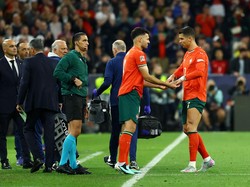 Cristiano Ronaldo terpaksa ditarik keluar dan digantikan Goncalo Ramos pada menit ke-88. (Foto: REUTERS/Kai Pfaffenbach)