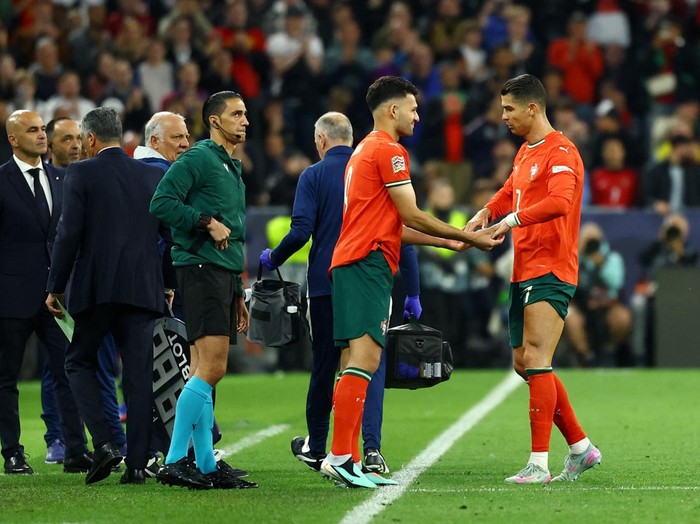 Soccer Football - Nations League - Final - Portugal v Spain - Allianz Arena, Munich, Germany - June 8, 2025 Portugal's Goncalo Ramos comes on as a substitute to replace Cristiano Ronaldo REUTERS/Kai Pfaffenbach