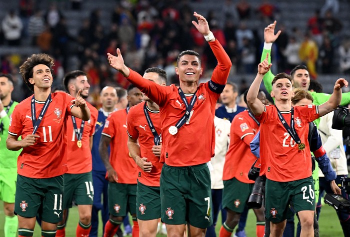 Cristiano Ronaldo Soccer Football - Nations League - Final - Portugal v Spain - Allianz Arena, Munich, Germany - June 8, 2025 Portugals Cristiano Ronaldo, Francisco Conceicao and Joao Felix celebrate in front of the fans after winning the UEFA Nations League REUTERS/Angelika Warmuth
