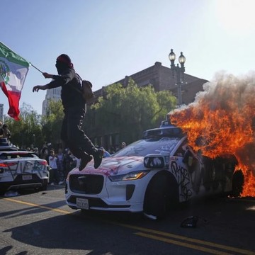Dunia Hari Ini: Demo Menentang Penangkapan Imigran di Los Angeles Berakhir Ricuh