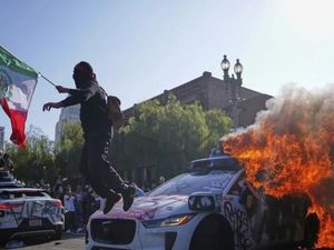 Panasnya Kerusuhan Los Angeles yang Berujung Penjarahan-Pembakaran Mobil Panasnya Kerusuhan Los Angeles yang Berujung Penjarahan-Pembakaran Mobil