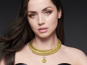 Kecantikan Ana de Armas yang Berkilau, Pakai Perhiasan Mewah Louis Vuitton Kecantikan Ana de Armas yang Berkilau, Pakai Perhiasan Mewah Louis Vuitton