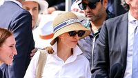 Foto: Adu Gaya Artis Nonton Alcaraz vs. Sinner di Final Roland Garros 2025