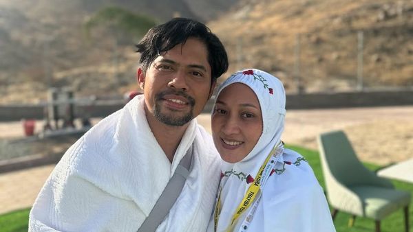 Potret Hendy Drummer GIGI Semringah Jalani Rangkaian Ibadah Haji Bareng Istri