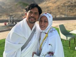 Potret Hendy Drummer GIGI Semringah Jalani Rangkaian Ibadah Haji Bareng Istri