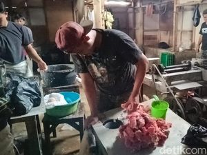 Usai Idul Adha, Jasa Penggilingan Daging Ramai Diserbu Pengunjung Usai Idul Adha, Jasa Penggilingan Daging Ramai Diserbu Pengunjung