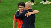 Gelandang muda PSG, Joao Neves, jadi bagian Timnas Portugal dalam kesuksan di UEFA Nations League 2025. Menariknya, dia dipasang sebagai bek kanan oleh pelatih Roberto Martinez di final kontra Spanyol. (Foto: REUTERS/Annegret Hilse)