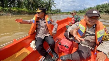 Kapolres Inhu Turun Bantu Evakuasi Bocah yang Tenggelam di Sungai Cenaku