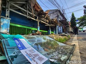 Jejak Kerusakan Usai Bus Meluncur Tiba-tiba Hantam Rumah di Sukabumi Jejak Kerusakan Usai Bus Meluncur Tiba-tiba Hantam Rumah di Sukabumi