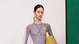 Foto: Koleksi Tory Burch Resort 2026, Eksperimen Workwear Vintage Jepang