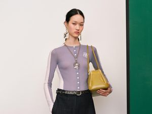 Foto: Koleksi Tory Burch Resort 2026, Eksperimen Workwear Vintage Jepang Foto: Koleksi Tory Burch Resort 2026, Eksperimen Workwear Vintage Jepang