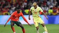 Lamine Yamal gagal mencetak gol dan assist saat Spanyol tumbang dari Portugal di final UEFA Nations League. Dia berhasil diredam bek lawan, Nuno Mendes, yang menjadi pemain terbaik partai puncak. (Foto: REUTERS/Angelika Warmuth)