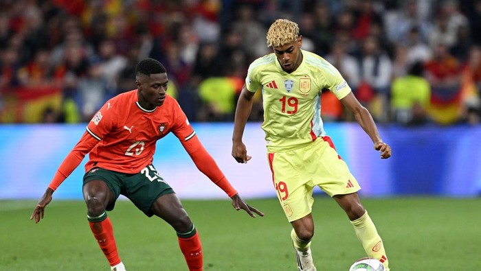 Soccer Football - Nations League - Final - Portugal v Spain - Allianz Arena, Munich, Germany - June 8, 2025 Spain's Lamine Yamal in action with Portugal's Nuno Mendes REUTERS/Angelika Warmuth