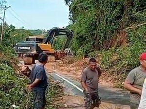 Longsor Terjang Jalan Trans Sulawesi di Boalemo, Akses Lalu Lintas Lumpuh Longsor Terjang Jalan Trans Sulawesi di Boalemo, Akses Lalu Lintas Lumpuh