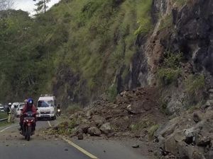 Longsor Tutup Setengah Badan Jalan Poros Enrekang-Toraja