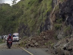 Longsor Tutup Setengah Badan Jalan Poros Enrekang-Toraja