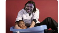 Lamine Yamal memang jadi sasaran meme fans usai kegagalannya melewati Nuno Mendes. Seperti meme satu ini memperlihatkan bayi Yamal dimandiin Lionel Messi dengan mukanya diganti foto Mendes. (Foto: Twitter)