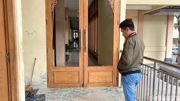 Pria Diduga ODGJ Ngamuk di Balai Kota Solo, Rusak 3 Mobil-1 Kaca Pintu