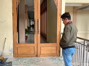 Pria Diduga ODGJ Ngamuk di Balai Kota Solo, Rusak 3 Mobil-1 Kaca Pintu