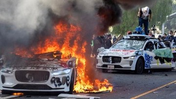 Kerusuhan di Los Angeles, Mobil-mobil Otonom Dibakar Habis