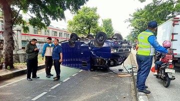 Mobil di Jaktim Tabrak Separator Jalan hingga Terbalik, 2 Orang Terluka