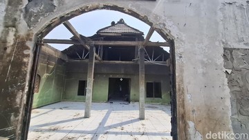 Musala Ini Masih Berdiri Kokoh di Tengah Puing Sisa Kebakaran di Jakut