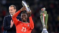 Bek PSG, Nuno Mendes, tampil gemilang bersama Portugal di final UEFA Nations League. Dia didaulat sebagai pemain terbaik final usai membawa negaranya jadi kampiun, serta menyumbang satu gol di babak pamungkas. (Foto: REUTERS/Angelika Warmuth)