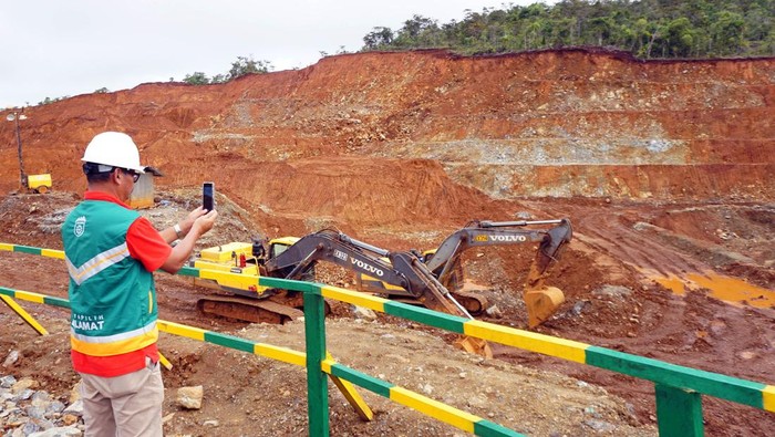 Direksi PT Gag Nikel, Aji Priyo Anggoro mengambil gambar di lokasi terbuka penambangan yang sementara berhenti beroperasi di Pulau Gag Distrik Waigeo Barat Kepulauan Kabupaten Raja Ampat, Papua Barat Daya, Minggu (8/6/2025). PT Gag Nikel memutuskan bahwa operasional pertambangan dijalankan sesuai prinsip pertambangan berkesinambungan dan kaidah lingkungan hidup yang berlaku dengan menjalankan upaya reklamasi pasca penambangan serta pembuatan limbah yang sudah lewat uji baku kualitas sehingga tidak membuat imbas ekologis. ANTARA FOTO/Olha Mulalinda/YU