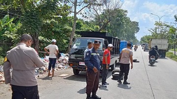 Polisi-Lurah di Pekanbaru Gotong Royong Bersihkan Sampah di Pinggir Jalan
