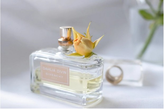 Alasan nggak boleh semprot parfum langsung ke baju