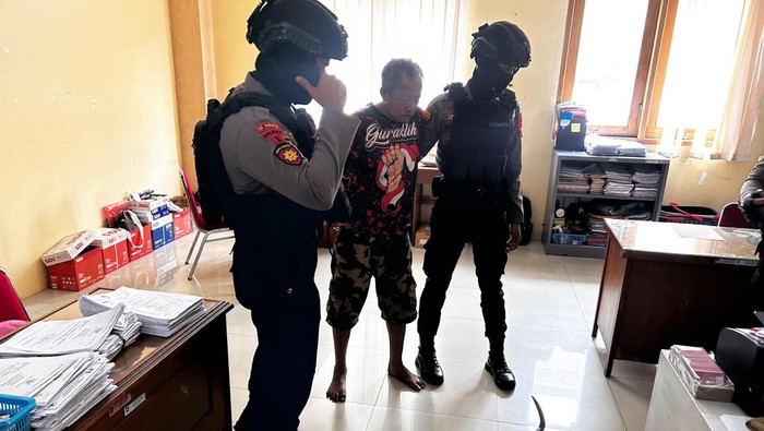 Pelaku pengerusakan kendaraan beroda empat di Balai Kota Solo, J (62), ketika ditangkap polisi di Balai Kota Solo Solo, Senin (9/6/2025).