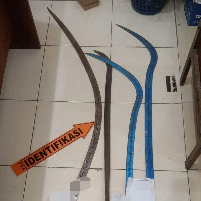 Penampakan barang bukti senjata tajam yang diamankan Satreskrim Polresta Pati, Senin (9/6/2025). Penampakan barang bukti senjata tajam yang diamankan Satreskrim Polresta Pati, Senin (9/6/2025). dewasa bersajam