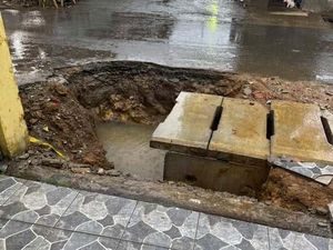 Warga di Medan Ngeluh Akses ke Rumah Terganggu Proyek Drainase Warga di Medan Ngeluh Akses ke Rumah Terganggu Proyek Drainase