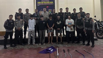 Polisi Tangkap 5 Pemuda Tawuran di Menteng Jakpus, Celurit-Gagang Besi Disita