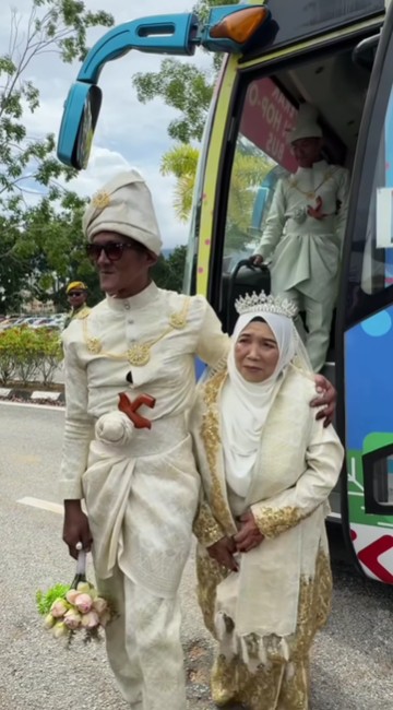 Cinta Tak Dibatasi Usia, Nenek 70 Tahun Menikahi Pria Usia 47 di Pernikahan Massal