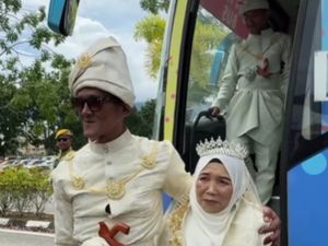Cinta Tak Dibatasi Usia, Nenek 70 Tahun Menikahi Pria Usia 47 di Pernikahan Massal Cinta Tak Dibatasi Usia, Nenek 70 Tahun Menikahi Pria Usia 47 di Pernikahan Massal