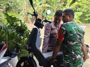 Polisi dan TNI Gerak Cepat Bantu Korban Banjir Mojokerto Polisi dan TNI Gerak Cepat Bantu Korban Banjir Mojokerto