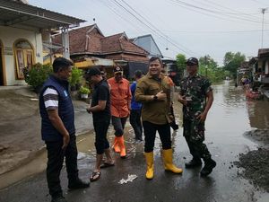 25 Personel Polisi Kirim 50 Paket Sembako untuk Korban Banjir Jombang 25 Personel Polisi Kirim 50 Paket Sembako untuk Korban Banjir Jombang